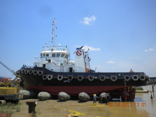 A borracha de envio infla as bolsas a ar de lançamento da barca do barco que entram o levantamento