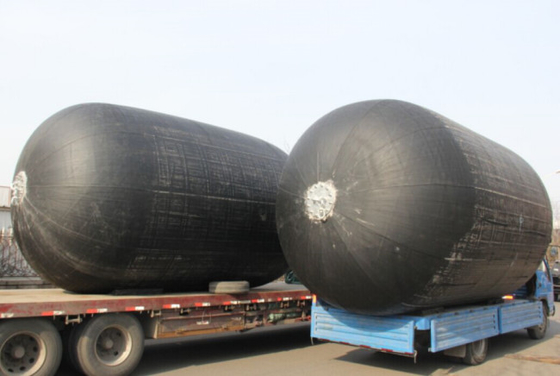 Navio a navio Fender de borracha pneumática sem cadeia Diâmetro líquido do pneu 300-4700 mm Para vários navios