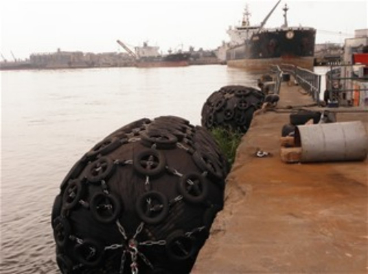 Navio que flutua a rede preta do pneumático da corrente do ISO 17357 de borracha pneumáticos Yokohama dos para-choques