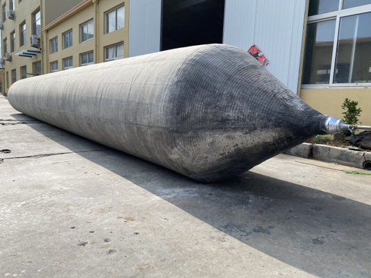 Embarcação que levanta os airbags subaquáticos que entram embarcadouro movente do barco do termômetro