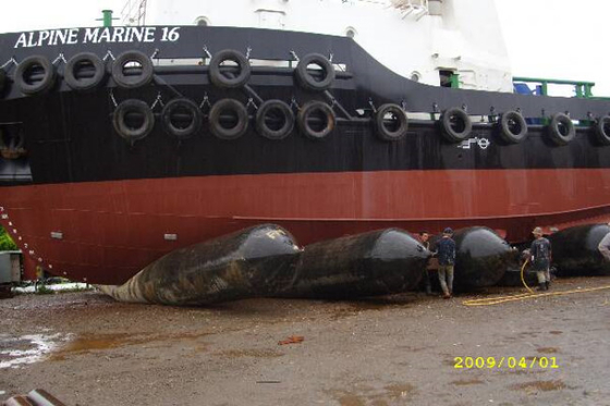 O levantamento móvel pesado de lançamento da bolsa a ar do barco de borracha infla o fuzileiro naval do navio