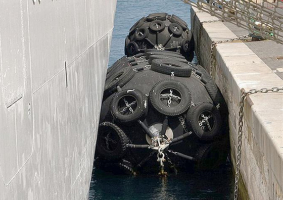 Para-choques pneumáticos de borracha para os navios que flutuam o para-choque a pouca distância do mar de Yokohama