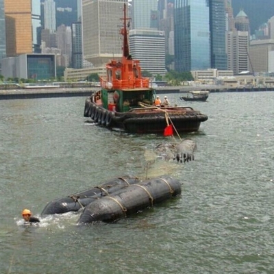 Sob airbags pretos de desencalhe da recuperação do barco de borracha das bolsas a ar do salvamento do barco da água